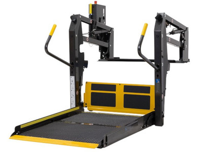 BraunAbility Vista Winda samochodowa dla niepełnosprawnych (Zdjęcie windy opuszczonej)